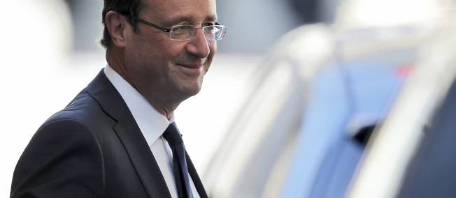 Hollande fait ses premiers pas sur la scène internationale